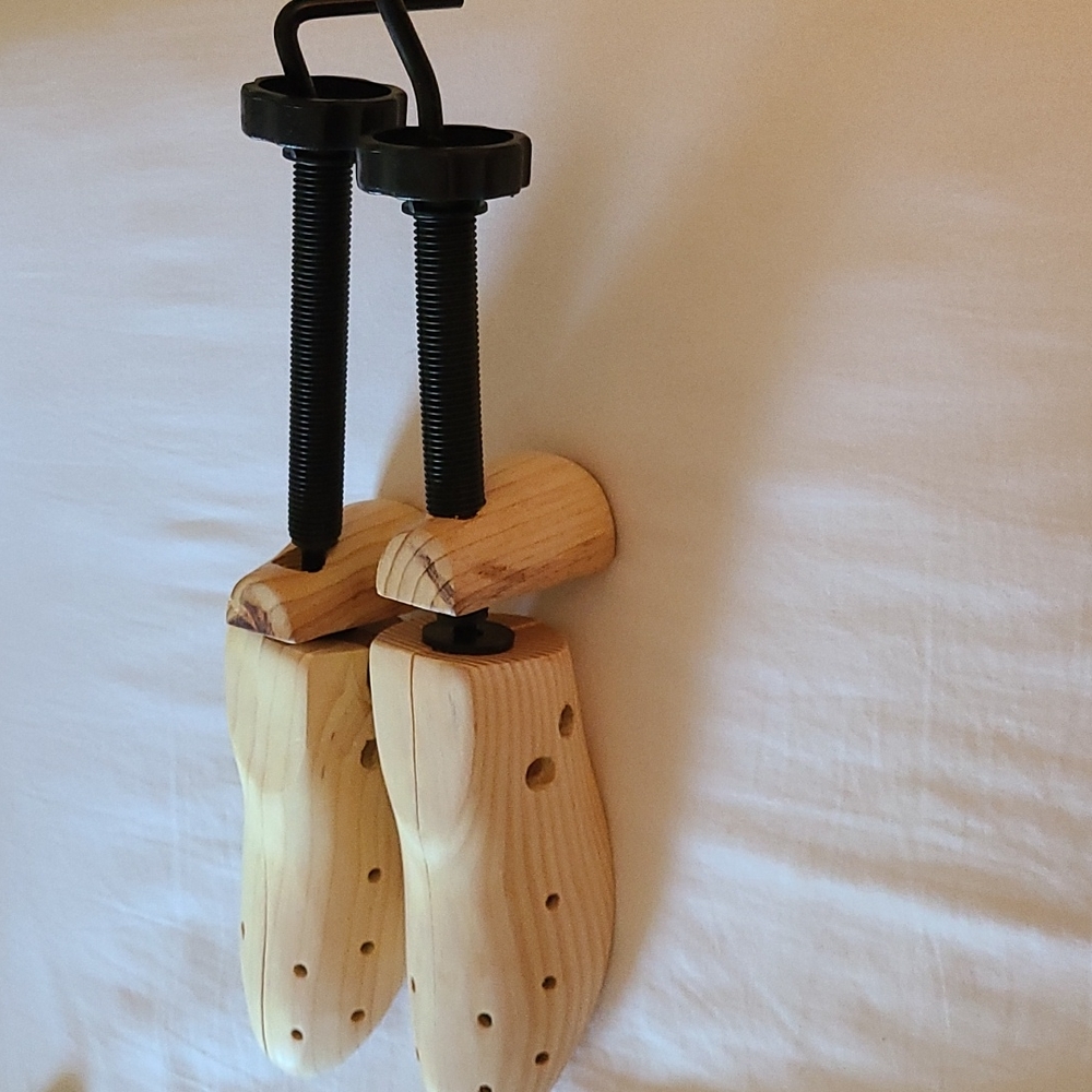 Shoe stretcher